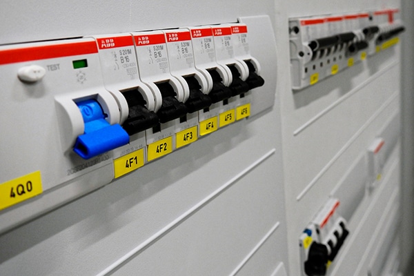 Prüfung ortsveränderlicher elektrischer Betriebsmittel: Vorteile für Arbeitgeber und Arbeitnehmer