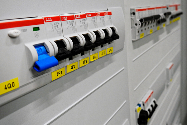 Prüfung ortsveränderlicher elektrischer Betriebsmittel: Vorteile für Arbeitgeber und Arbeitnehmer