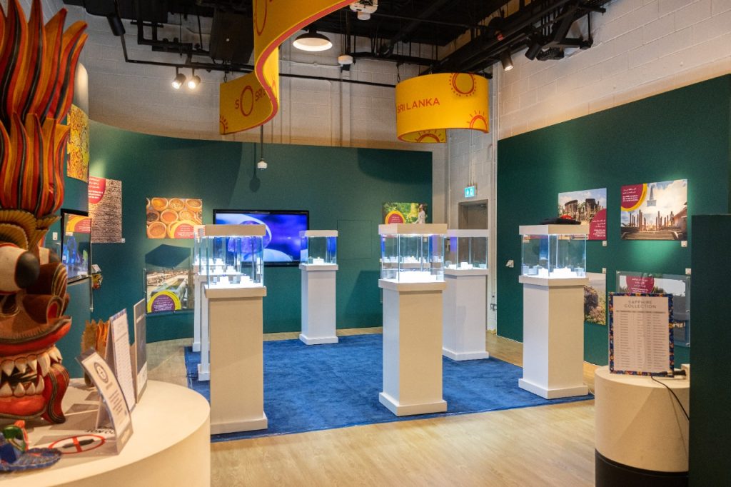 Top-Sicherheit und stilvolle Optik: Mieten Sie unsere Designer-Vitrinen für Ihre Ausstellung