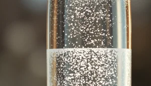 Reines Silberwasser in einer eleganten Flasche präsentieren, ideal für die Gesundheit.