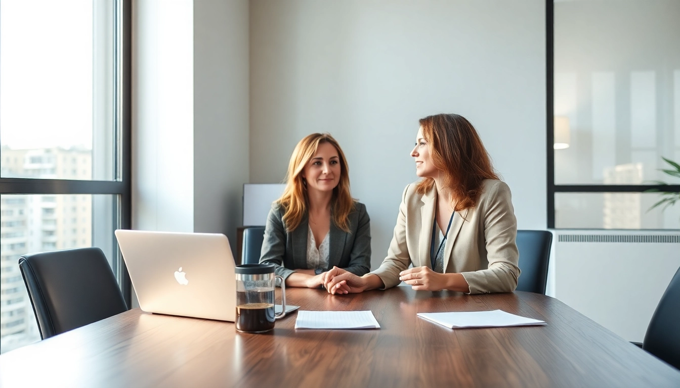 Engagierte Personalvermittlung: Personalvermittlerin im Büro im Gespräch mit einem Klienten und warmem Licht.