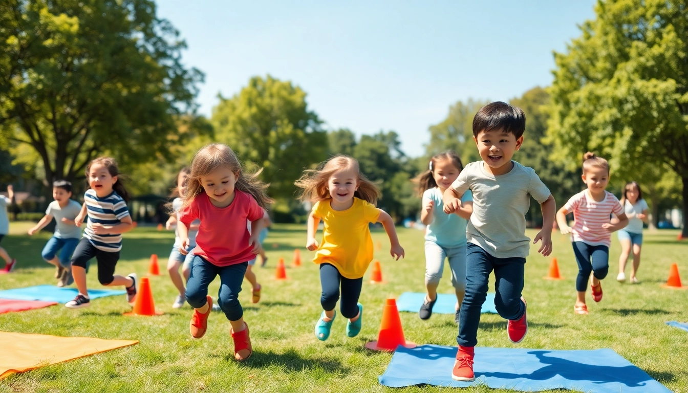 Jetzt Details ansehen und Kinder beim Spielen von Bewegungsspielen in einem sonnigen Park sehen.